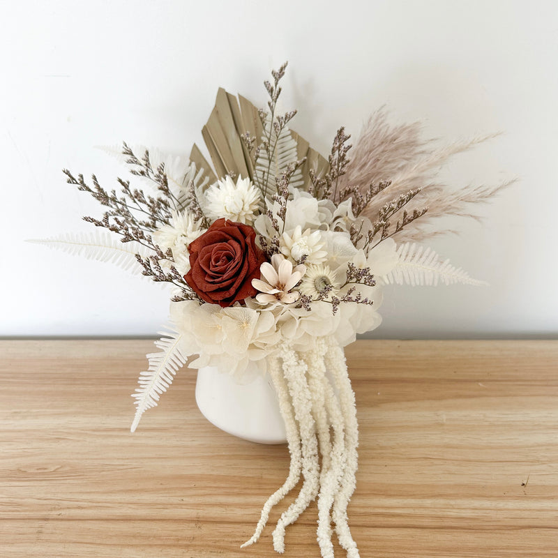 White/bleached dried flowers in white pot  Dried flowers, Flower  decorations, Flower wreath